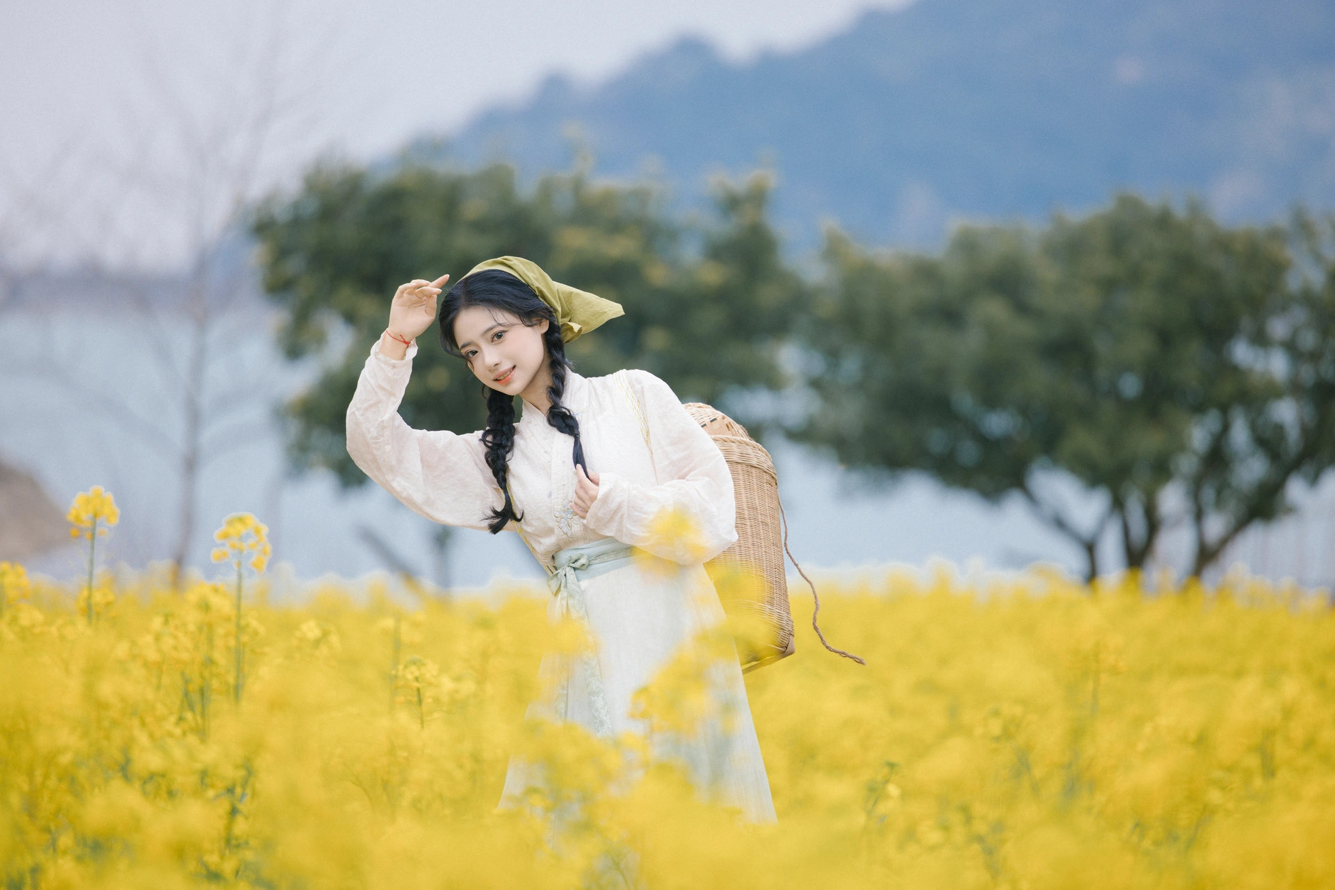 [YITUYU艺图语]2024.10.29 油菜花与少女 衔鹿 1