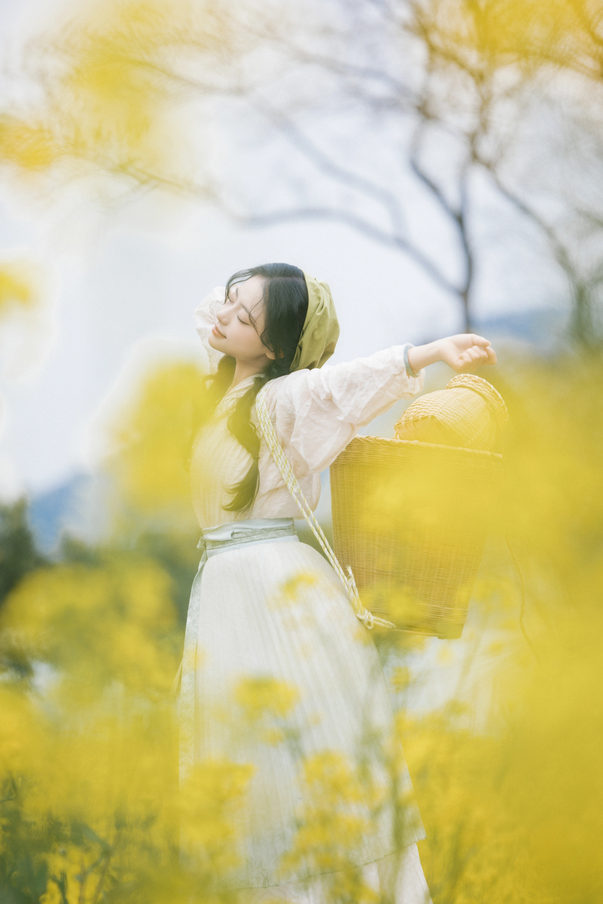 [YITUYU艺图语]2024.10.29 油菜花与少女 衔鹿 2